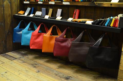 神戸元町にあるレザーバッグをオーダーできるハンドメイドのお店「創作鞄槌井」が手作りしたミニトートバッグ
