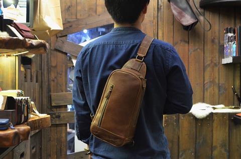 神戸元町にあるレザーバッグをオーダーできるハンドメイドのお店「創作鞄槌井」がハンドメイドしたフルオーダーボディバッグ