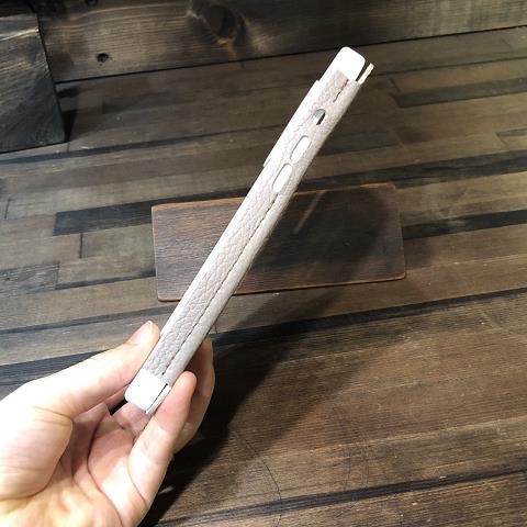 神戸元町にあるレザーバッグをオーダーできるハンドメイドのお店「創作鞄槌井」が作ったスマホケース側面
