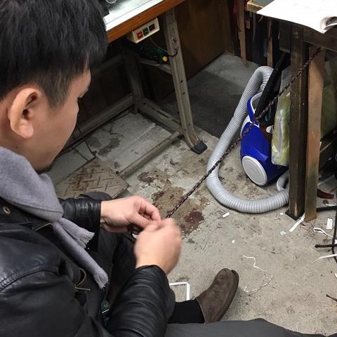 神戸元町にあるレザーバッグをオーダーメイドできる手作りレザー専門店で創った編みヒモショルダー