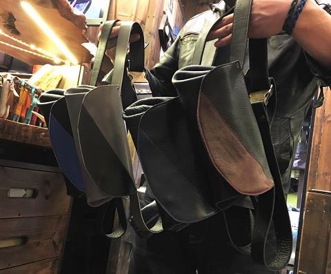 神戸元町にあるレザーバッグをオーダーできるハンドメイドのお店「創作鞄槌井」が手作りしたボディバッグ