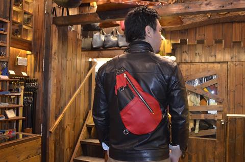 神戸元町にあるレザーバッグをオーダーできるハンドメイドのお店「創作鞄槌井」がつくったボディバッグ
