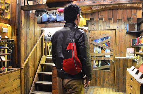 神戸元町にあるレザーバッグをオーダーできるハンドメイドのお店「創作鞄槌井」が創ったボディバック