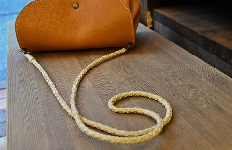 神戸元町にあるレザーバッグをオーダーできるハンドメイドのお店「創作鞄槌井」が創ったプックリポシェット編みヒモ