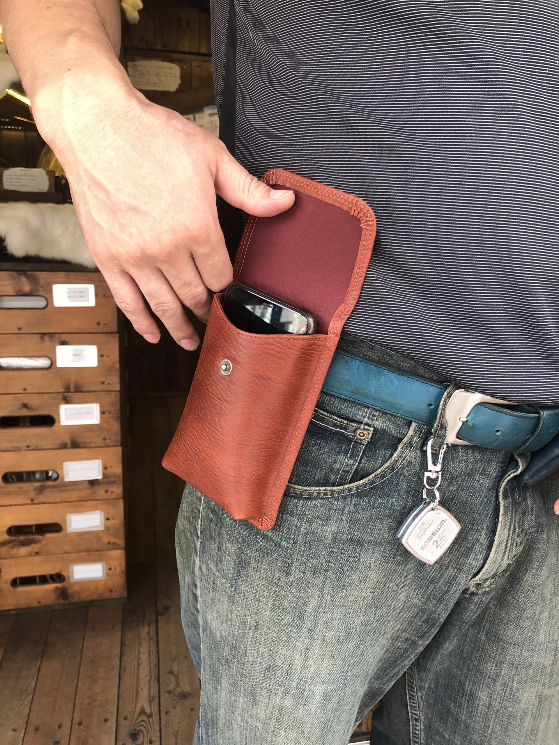 神戸元町のオーダーメイド店創作鞄槌井が手作りしたオーダーメイド本革スマホケース