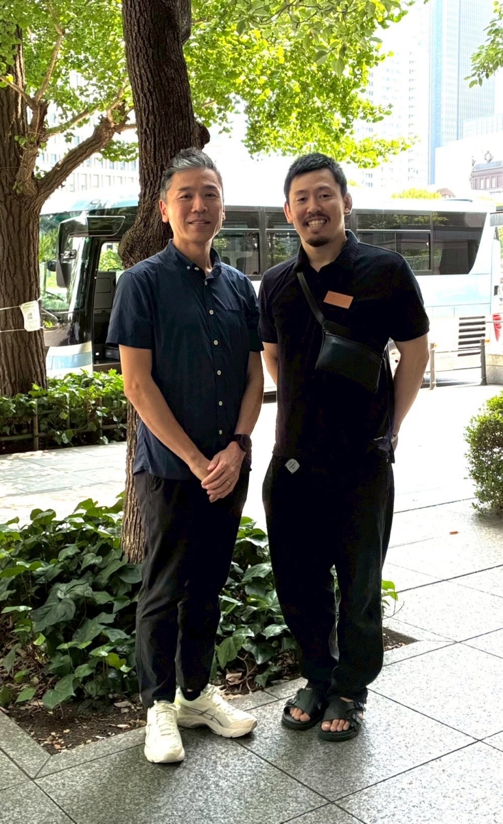 神戸元町にある革製品店創作鞄槌井の職人が栃木レザーの工場見学にアシックスの社長阿部様をお連れした写真