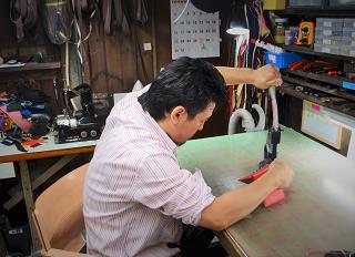 神戸の創作鞄槌井の職人が工房で革のオーダーメイド製品生産している