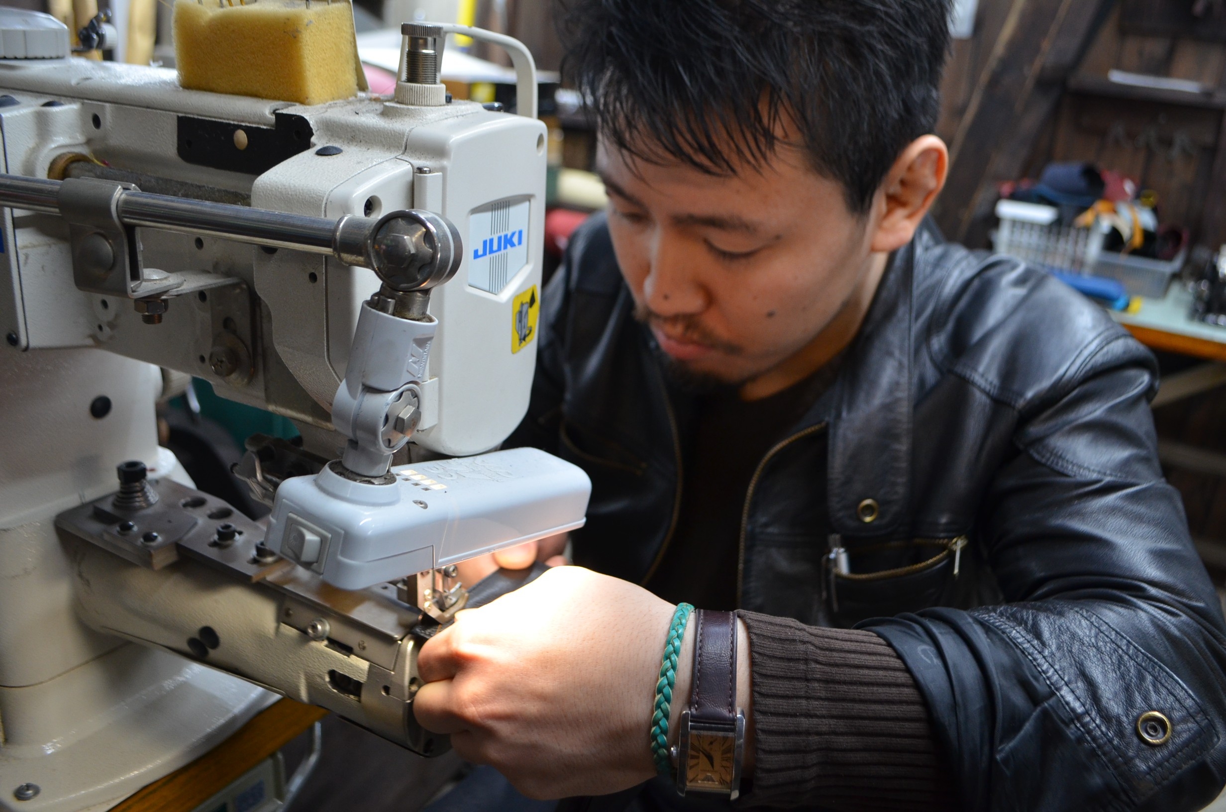 神戸にある創作鞄槌井の職人が手作りしたオリジナル革工房