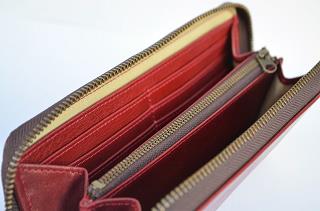 神戸元町のオーダーメイド店創作鞄槌井の職人が工房で手作りしたラウンドファスナー財布