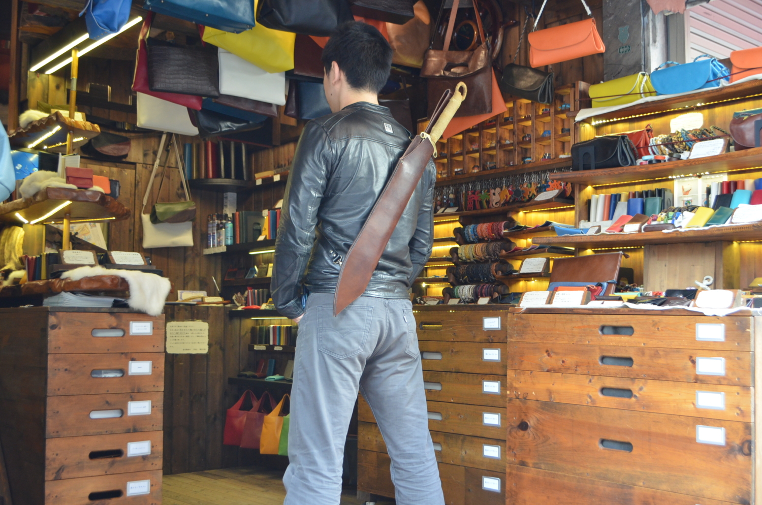 神戸元町のオーダーメード店創作鞄槌井の職人が工房で手作りした革の刃物ケース