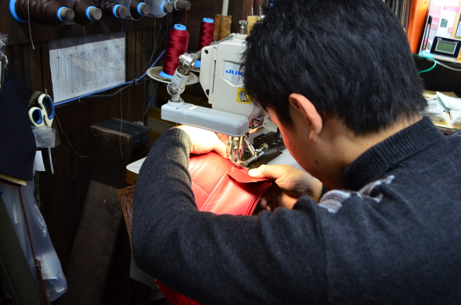 神戸元町のオーダーメイド店創作鞄槌井の職人が工房で手作りしている様子