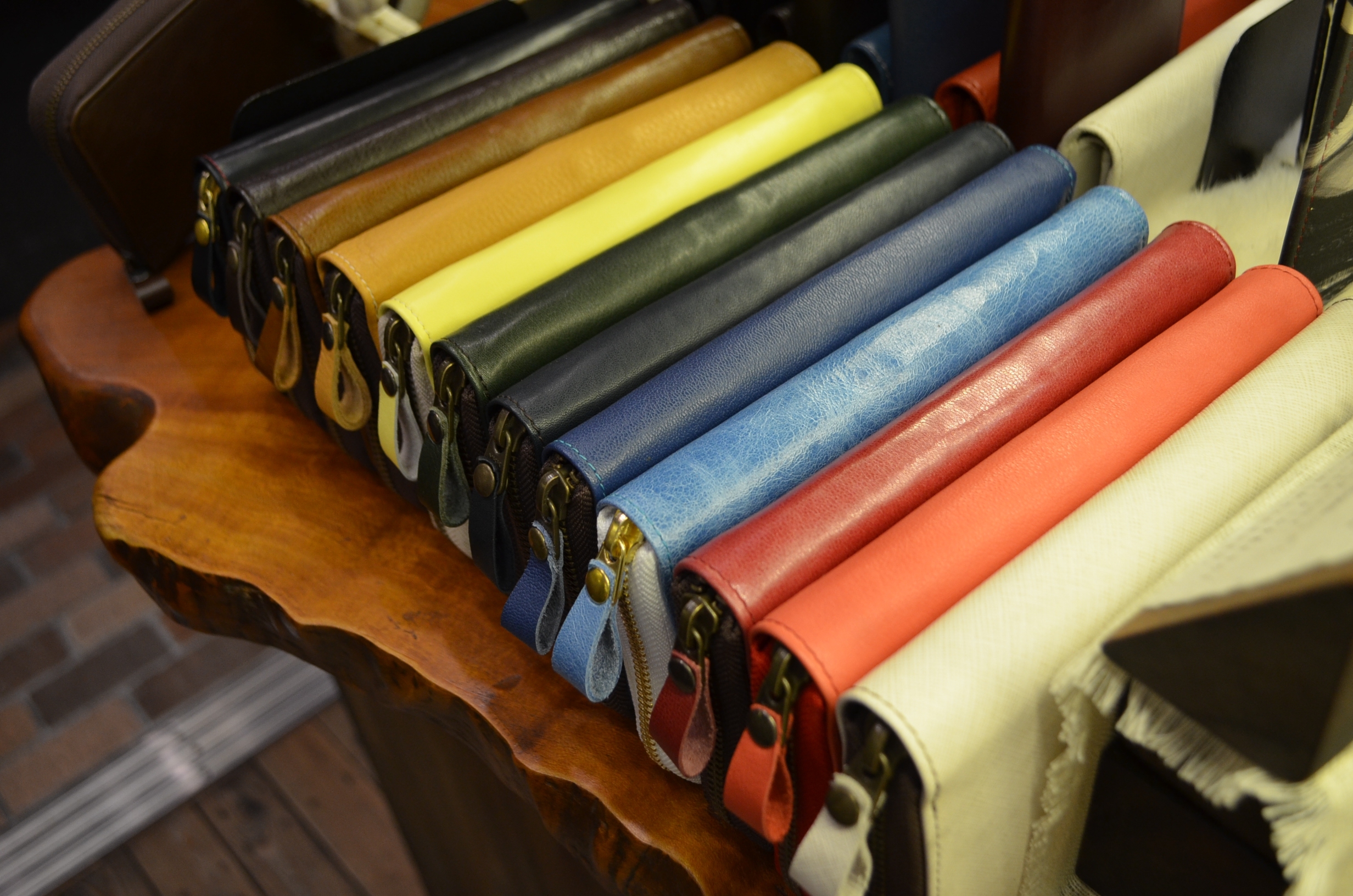 神戸の創作鞄槌井のラウンドファスナー長財布