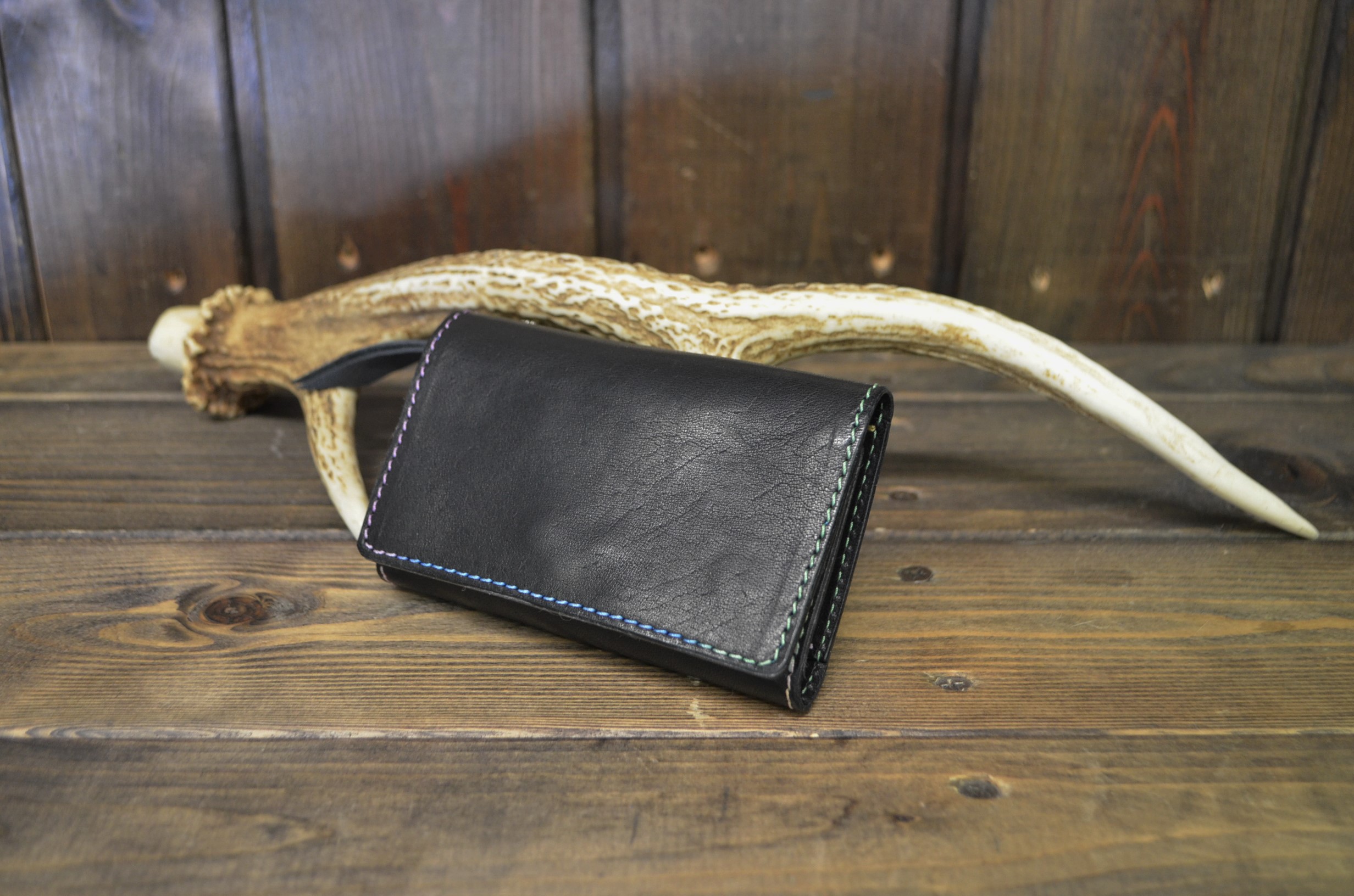 神戸元町のオーダーメード店創作鞄槌井の職人が工房で手作りしたオーダーメイド小銭入れ付きキーケース