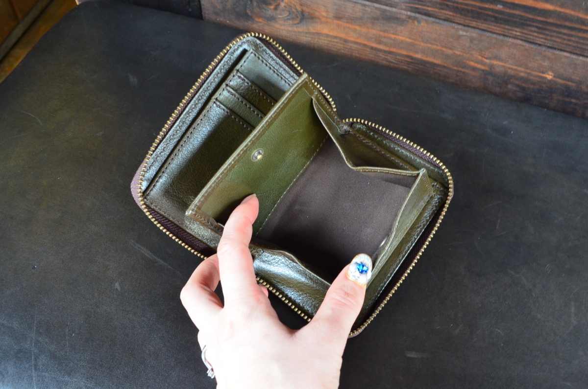 神戸元町の創作鞄槌井が手作りしたボックス小銭入れがついたお財布