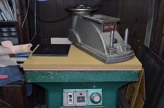 神戸元町のオーダーメイド店創作鞄槌井の職人が工房で手作りする時に使う裁断機