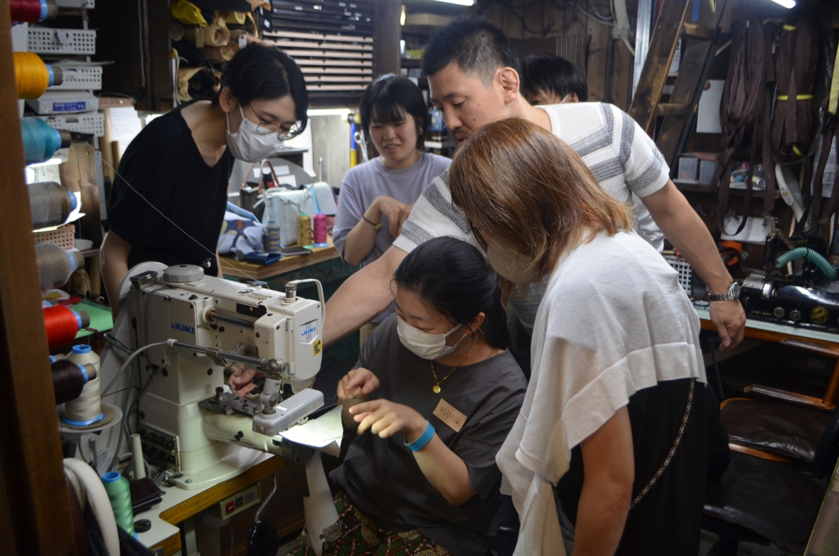 神戸元町の創作鞄槌井が工房で開催したエコレザーのワークショップ