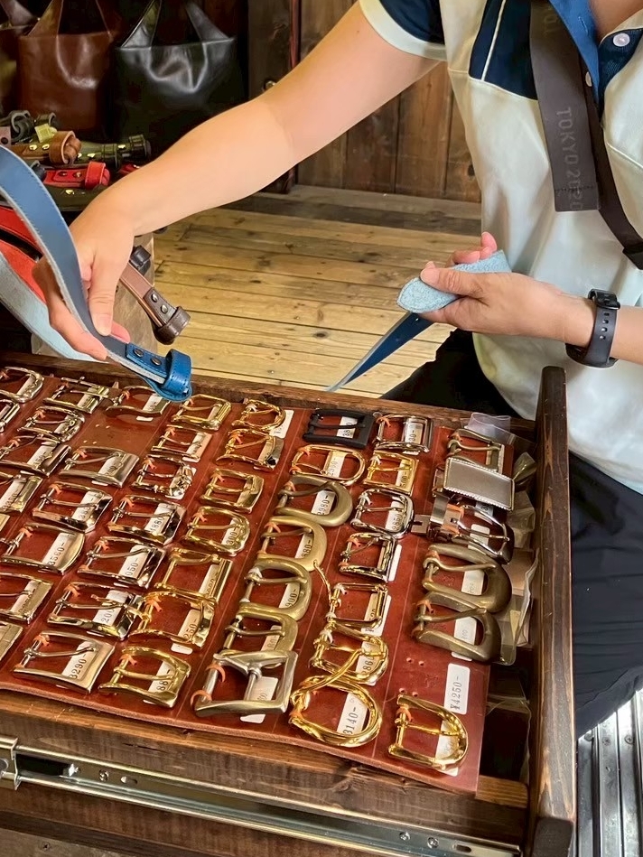 創作鞄槌井の革工房にある革ベルト用バックル