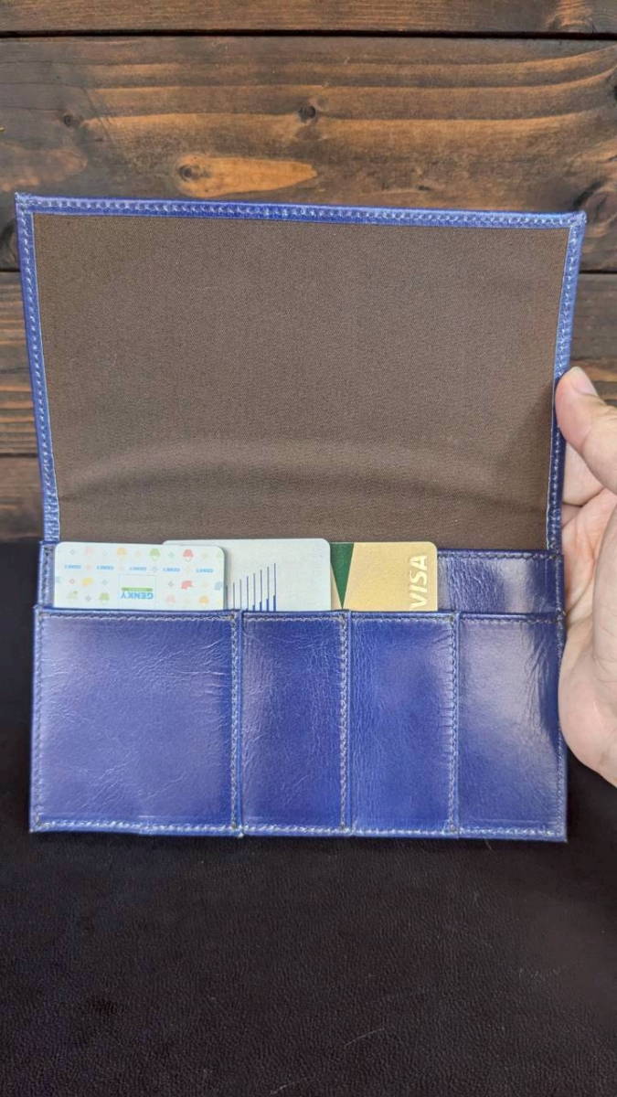 カード類が4枚収納可能。
シンプルかつ実用的な商品。