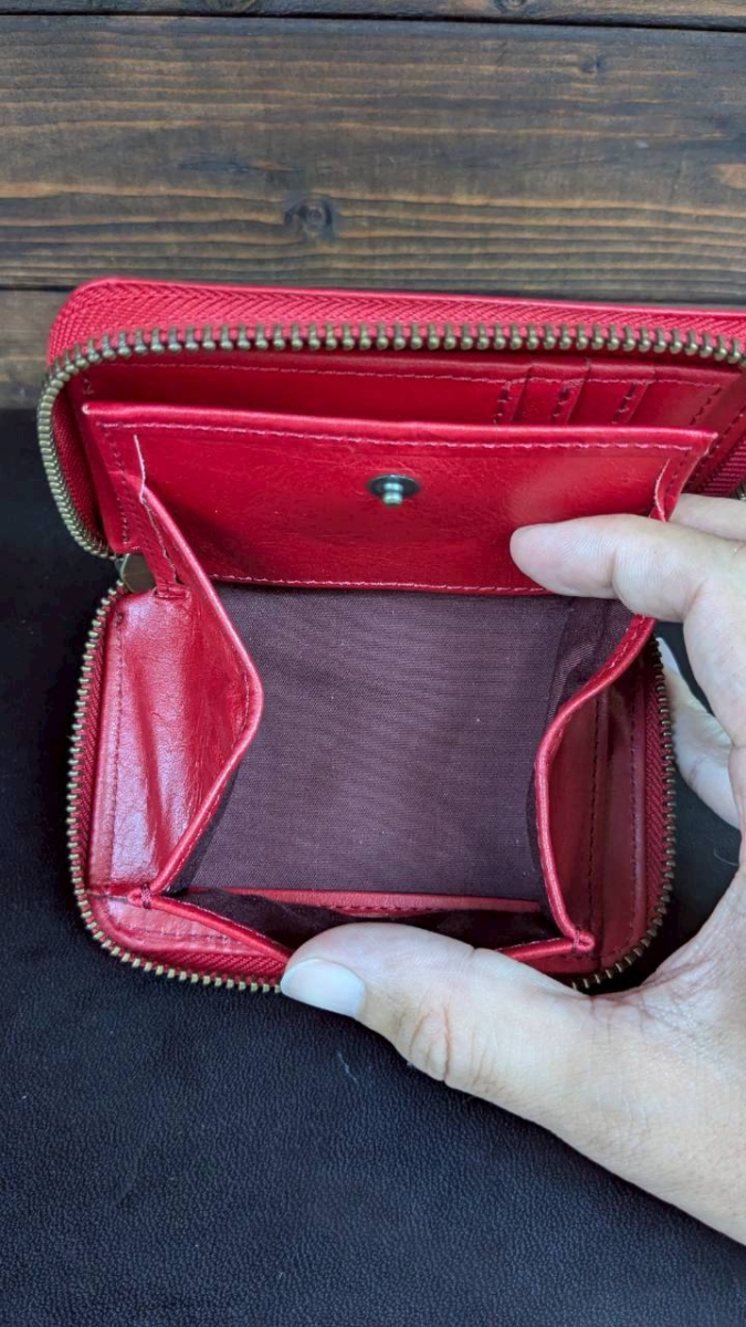 小銭入れは大きく広げられ、開封がしやすい。
