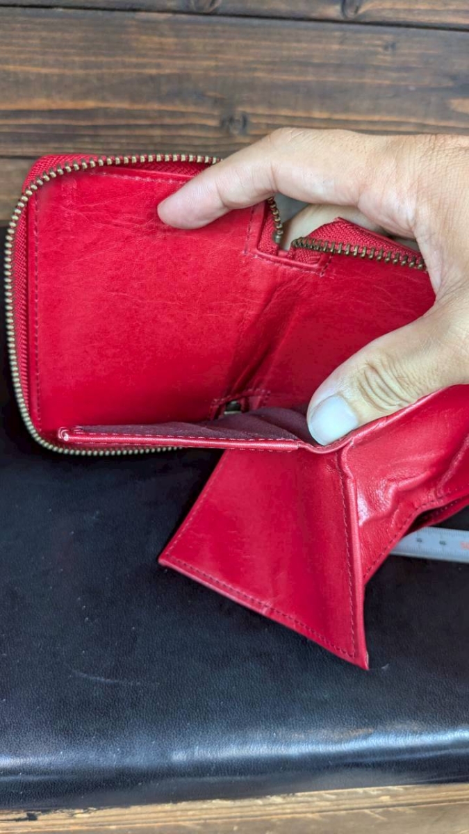 背面にはお札入れもあり、カードや小銭だけでなく、財布としての全ての機能をフル活用できる。