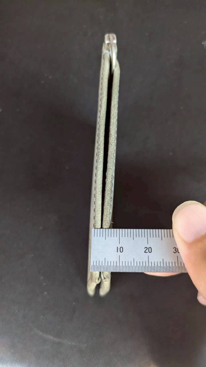 薄さはなんと0.8mm。
胸ポケットに入れても、サッと取り出せるスマートさを追求。
キャッシュレス派の人も思わず欲しくなる一品。