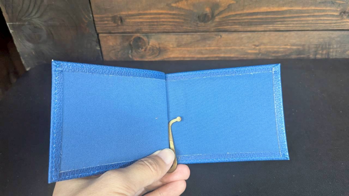 こちらはカード収納をなくし、さらにシンプルな形状。
お札だけ収納したい、長財布が苦手な方にハマる究極の一品。