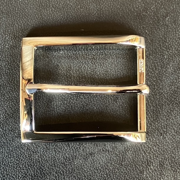 神戸でファッションに合わせて日本製の革ベルトを買うなら創作鞄槌井