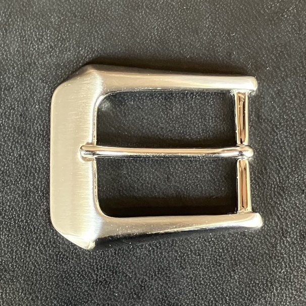 神戸でファッションに合わせて日本製の革ベルトを買うなら創作鞄槌井