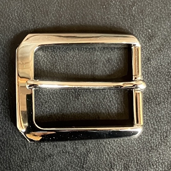 神戸でファッションに合わせて日本製の革ベルトを買うなら創作鞄槌井