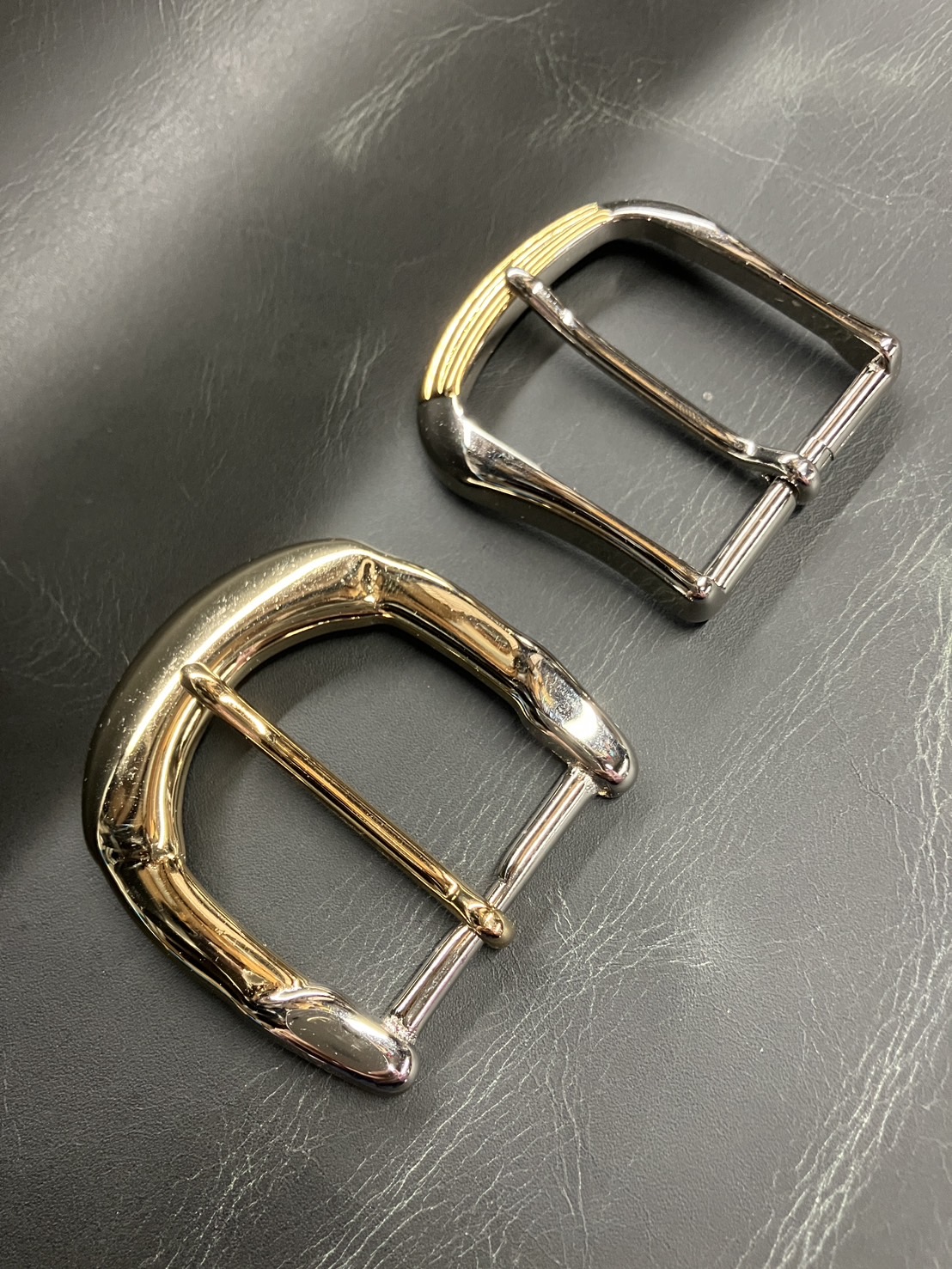 神戸元町にある創作鞄槌井の職人が仕入れた２トーンカラーのベルト用バックル