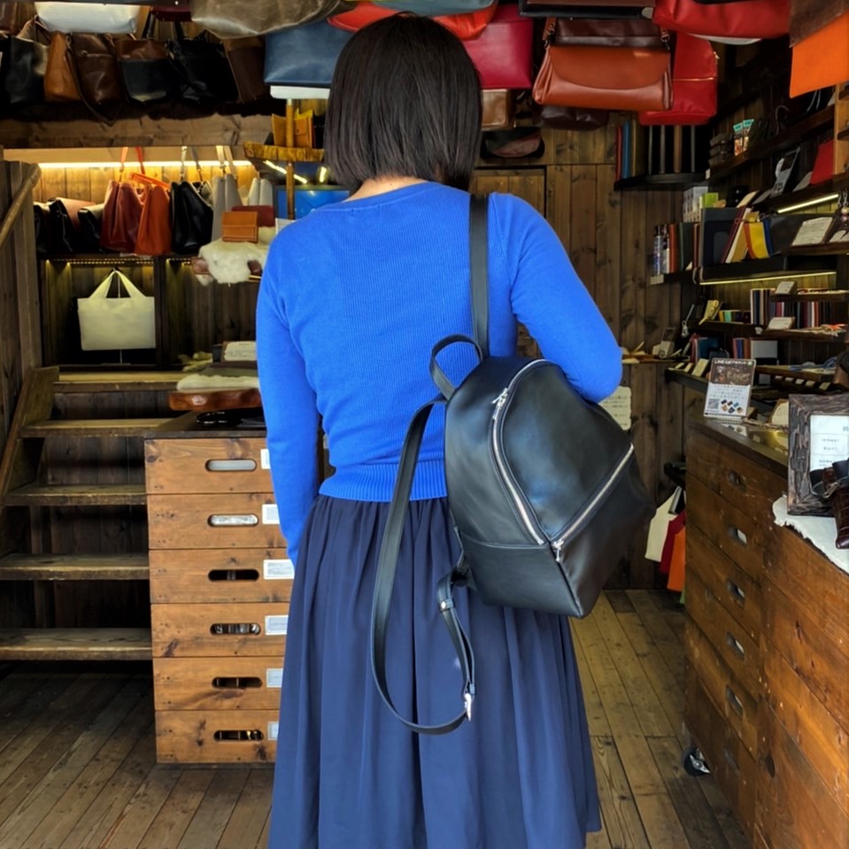 神戸元町のオーダーメード店創作鞄槌井の職人が工房で手作りした小さめの革リュック