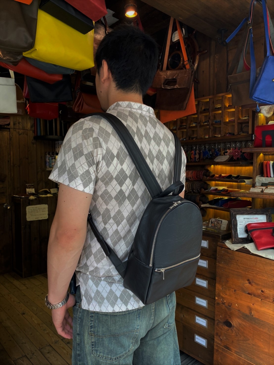 神戸元町のオーダーメード店創作鞄槌井の職人が工房で手作りした小さめの革リュック