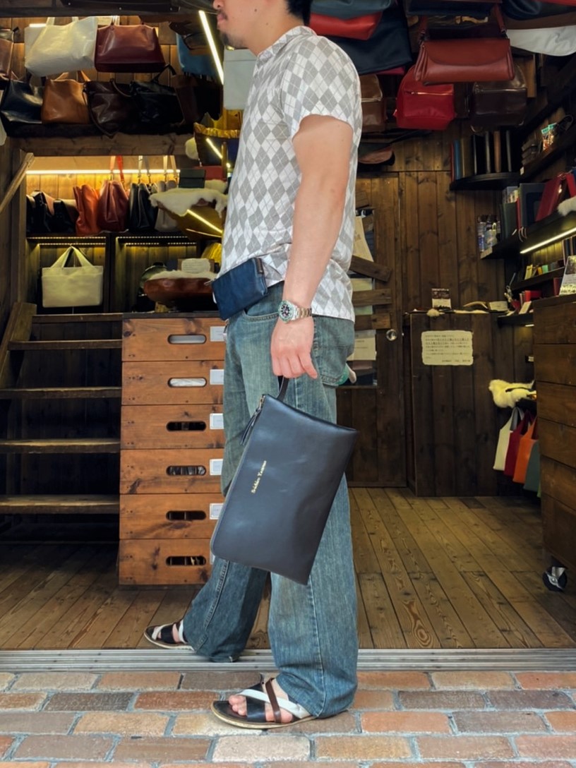 神戸元町のオーダーメード店創作鞄槌井の職人が工房で手作りした革のクラッチバッグ