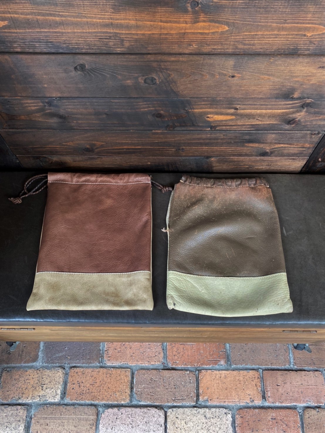 神戸元町のオーダーメード店創作鞄槌井の職人が工房で手作りした革の巾着袋