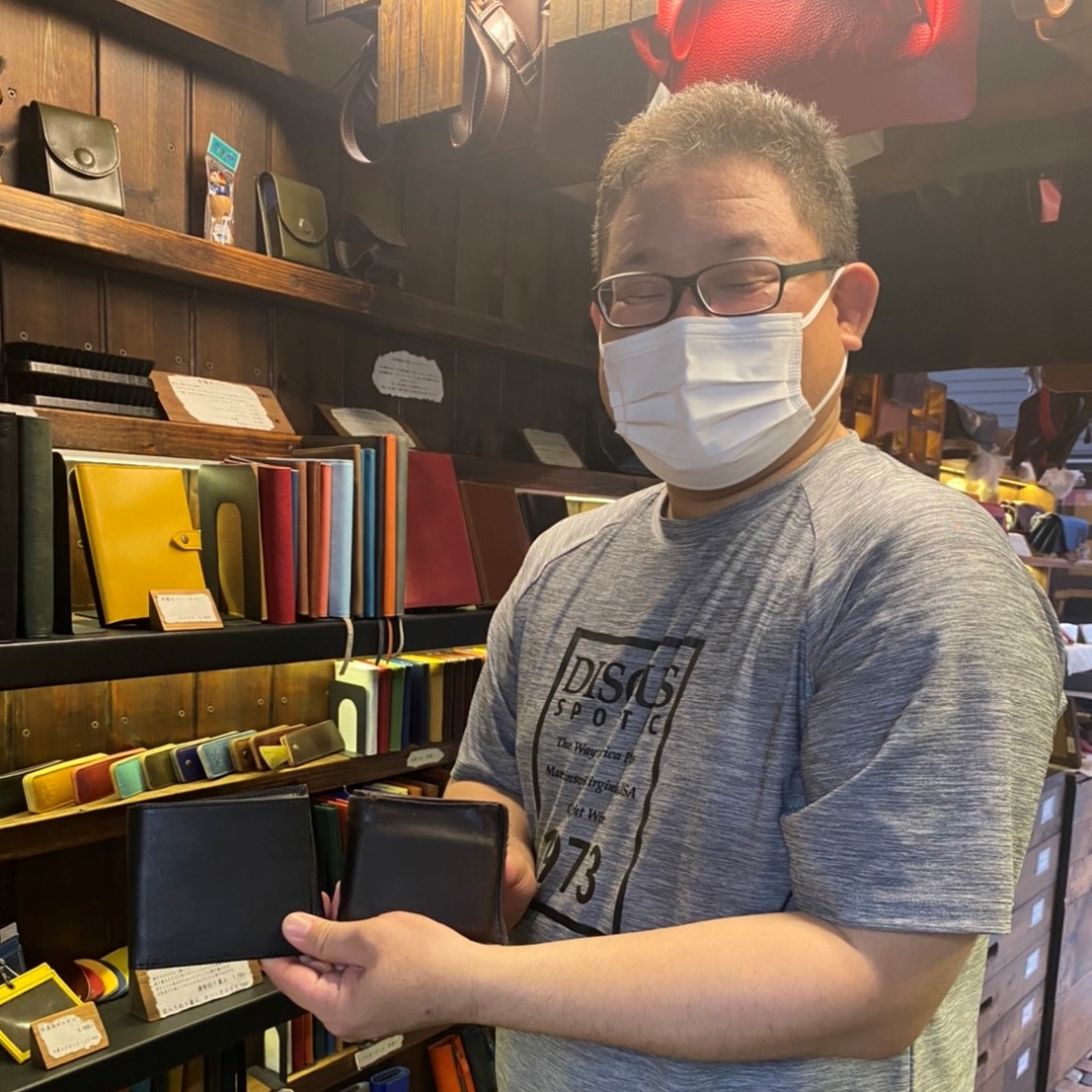 神戸元町のオーダーメイド店創作鞄槌井の職人が工房で手作りした二つ折り財布をご購入頂いたお客様が喜んでいる様子