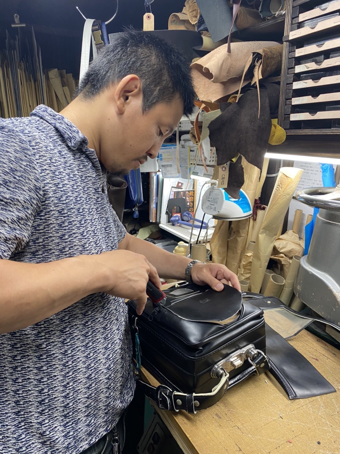 神戸元町のオーダーメード店創作鞄槌井の職人が工房でランドセルをリメイクしている
