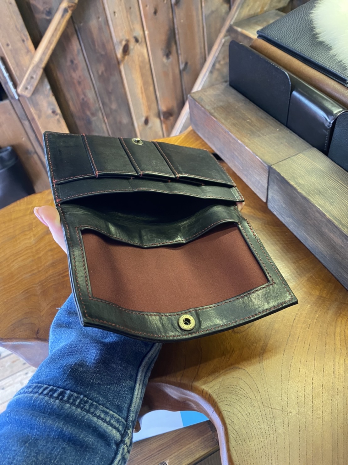 神戸元町のオーダーメード店創作鞄槌井の職人が工房で修理したオリジナル革財布