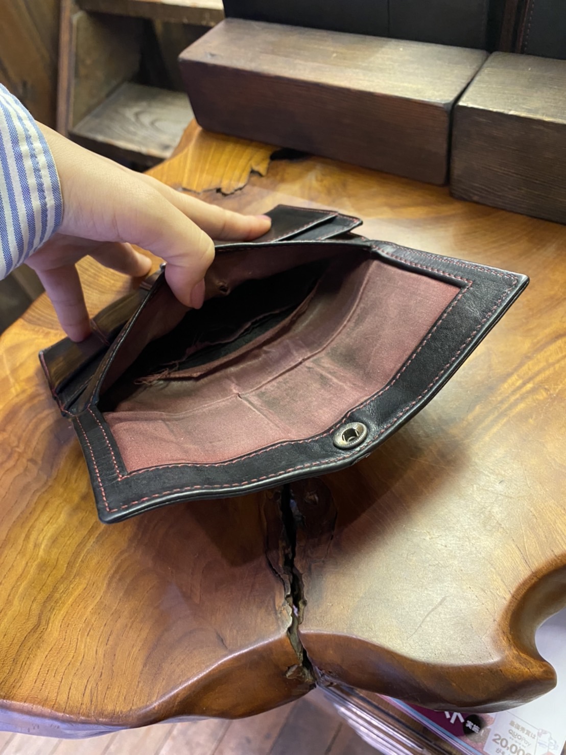 神戸元町のオーダーメード店創作鞄槌井の職人が工房が手作りしたオリジナ革財布
