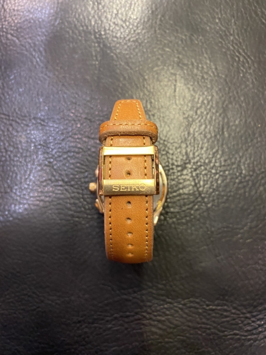 神戸元町にあるオーダーメイド革専門店の創作鞄槌井の職人が工房で手作りした腕時計の革ベルト