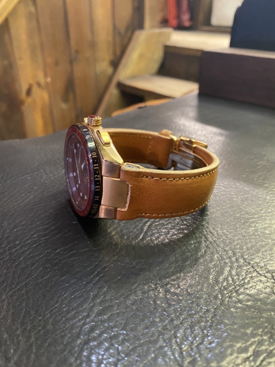 神戸元町にあるオーダーメイド革専門店の創作鞄槌井の職人が工房で手作りした腕時計の革ベルト
