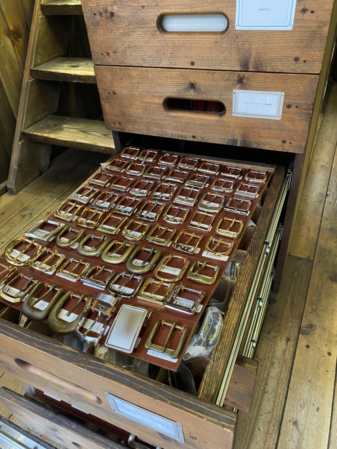 神戸元町のオーダーメード店創作鞄槌井の職人が工房併設の店舗にあるベルトバックル