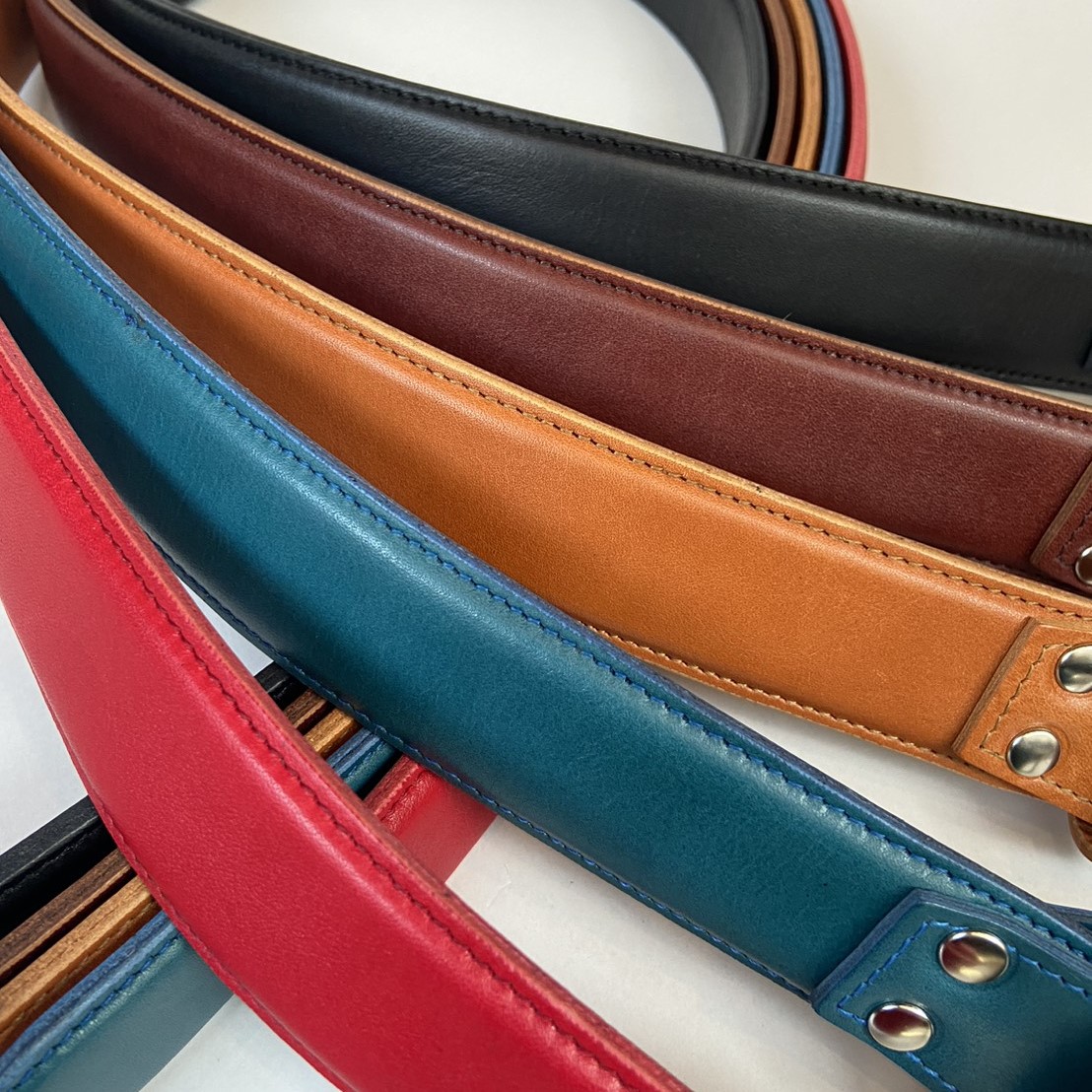 神戸元町駅から近くの創作鞄槌井の職人が製作した本革ベルト