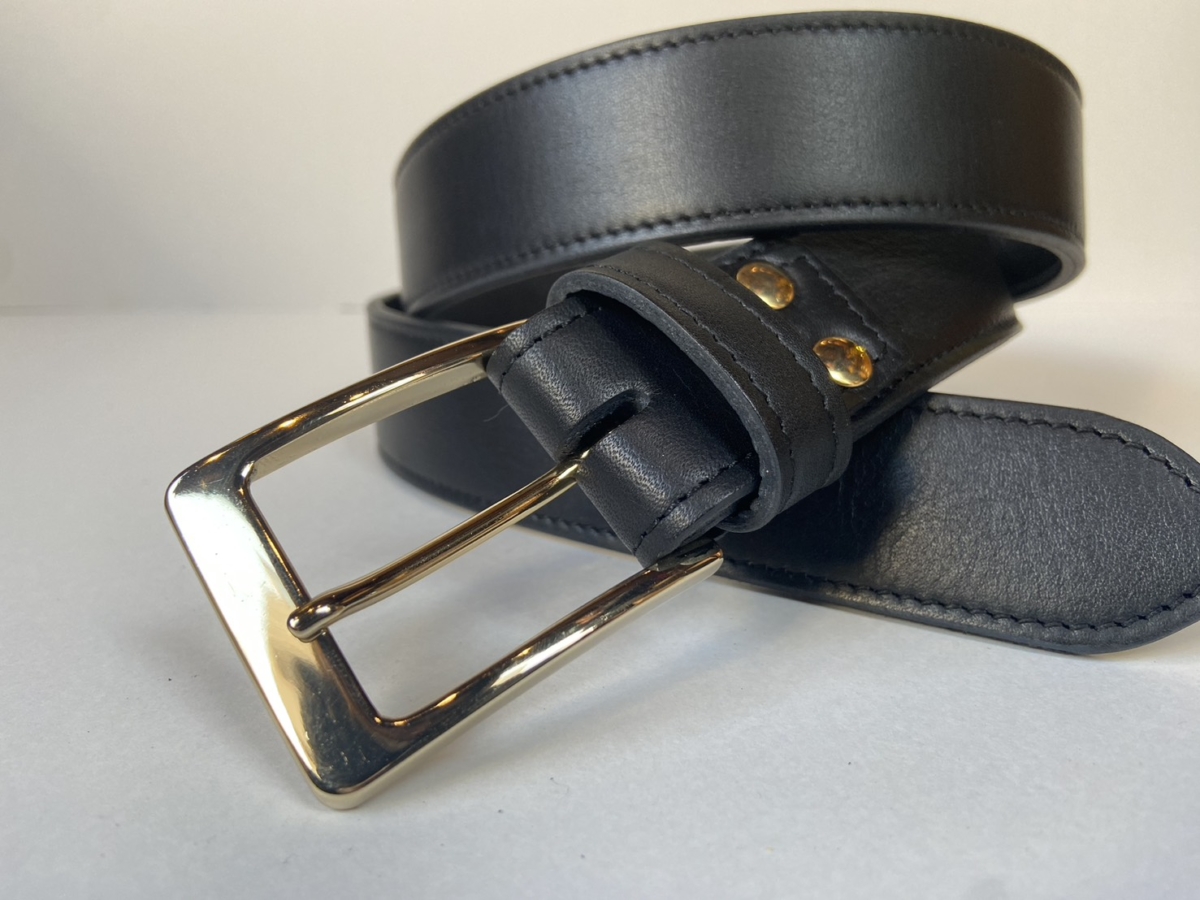 神戸でファッションに合わせて日本製の革ベルトを買うなら創作鞄槌井