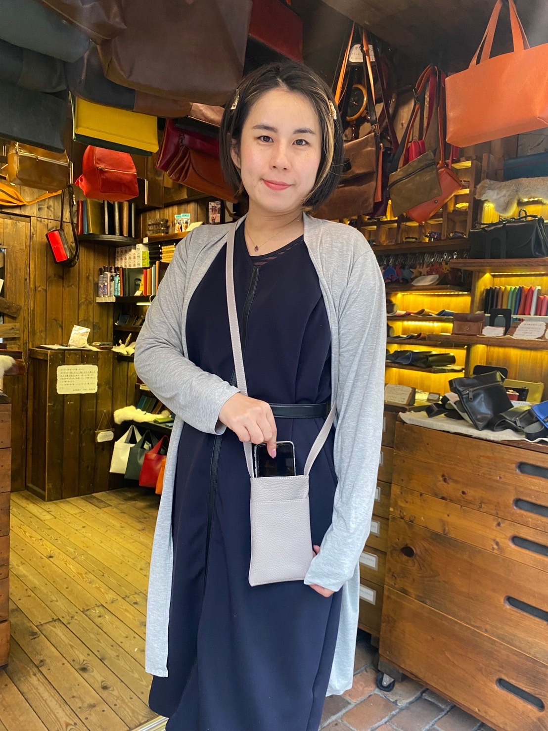 神戸元町の革製品店創作鞄槌井の職人が手作りした本革スマホショルダーバッグ