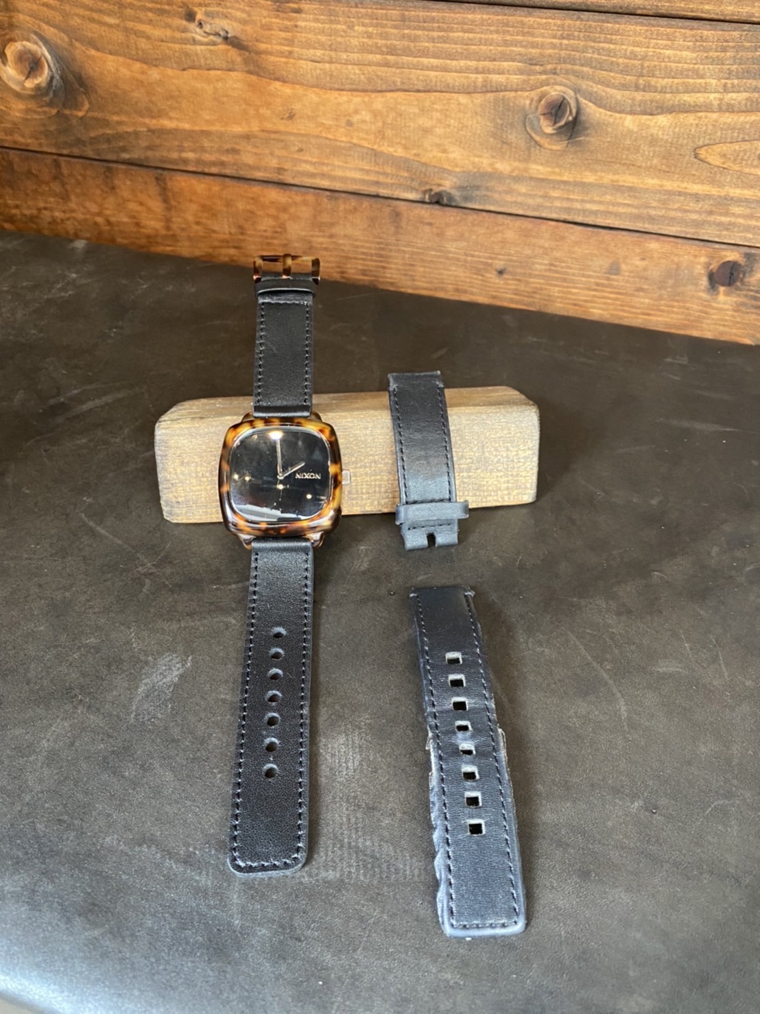 神戸元町にある創作鞄槌井の職人が手作りした腕時計の革ベルト