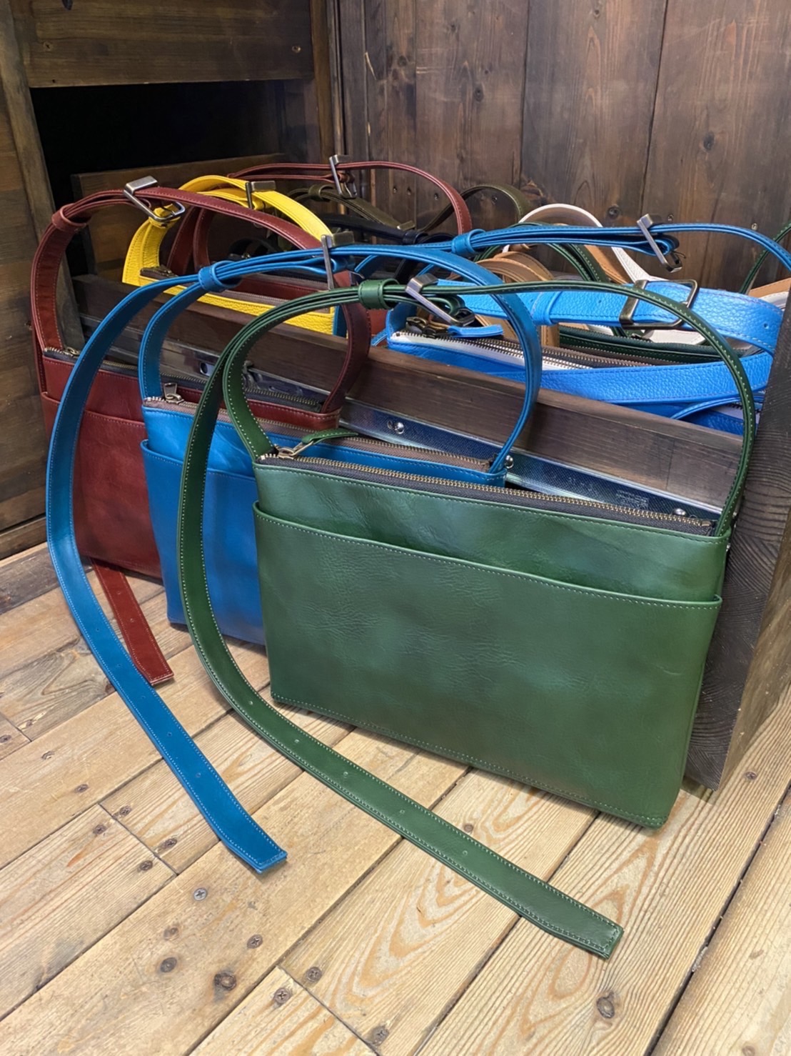 神戸元町にある創作鞄槌井のオリジナルショルダーバッグ